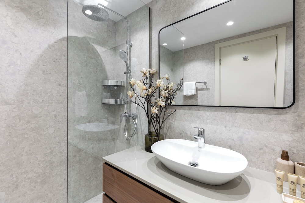 Maison Privee - Chic Downtown Living w/ Dubai Cityscape Views