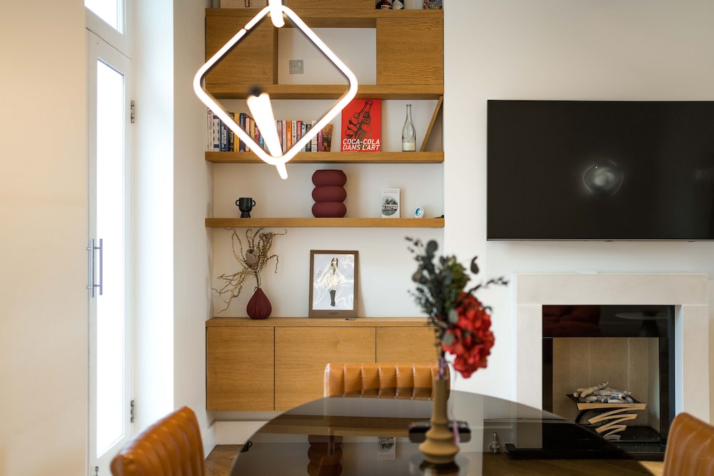 Luxury 2BD Apartment in Holland Park