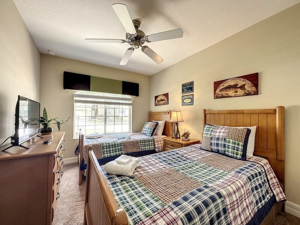 4 Bed 4 Bath With Private Pool/spa 4 Bedroom Home by RedAwning view 2