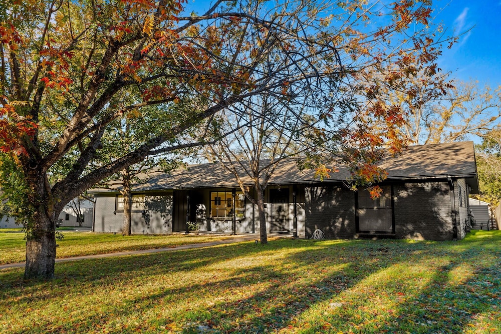 Quiet 3 Bedroom Home Walkable to Zilker Park view 4