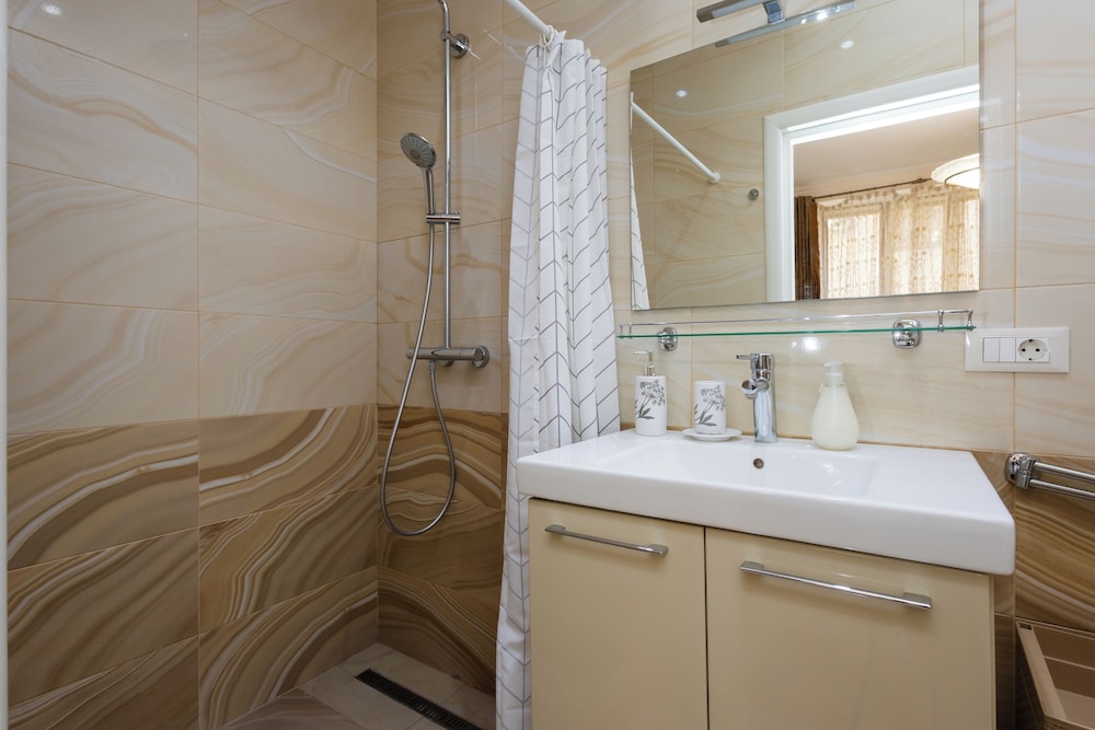 Apartment by Luxe Group DI723