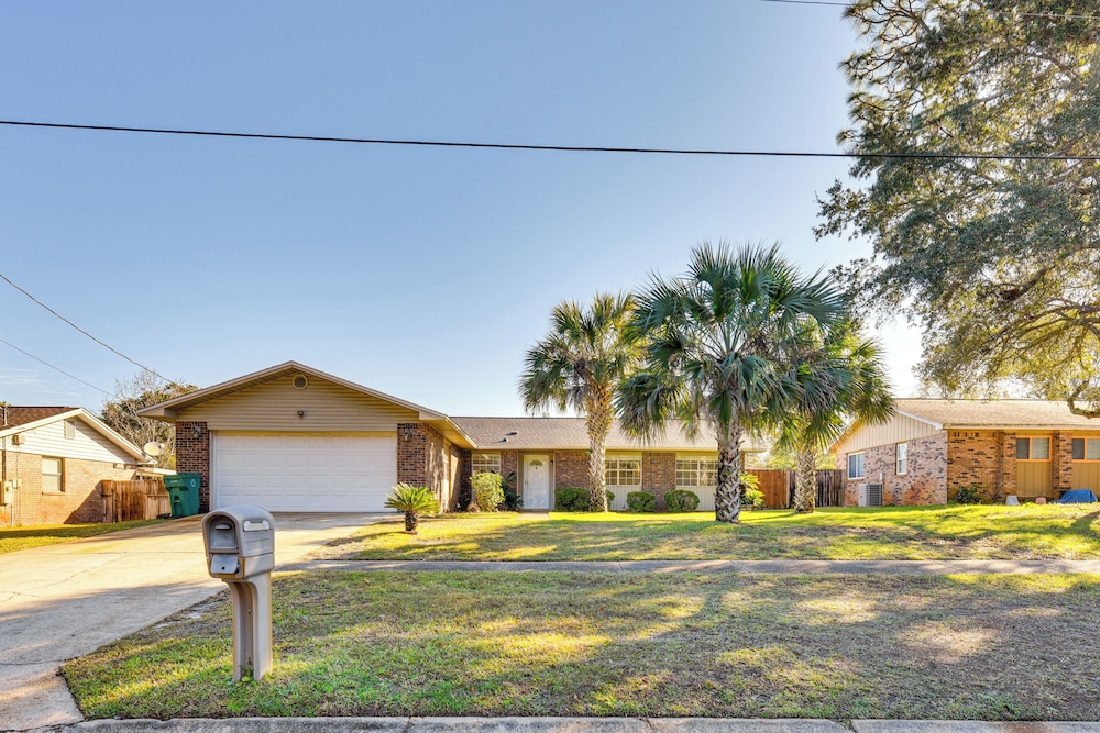 Sunny Retreat w/ Hot Tub in Fort Walton Beach!