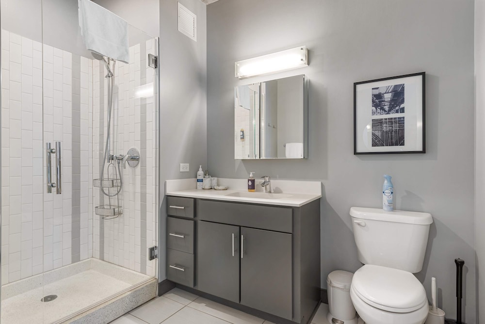 Exclusive 3BR City Views Top Amenities Central
