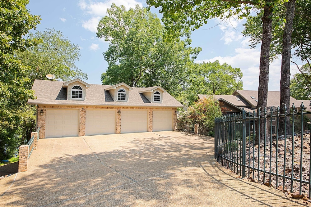 Screened-in Porch w/ Views: Hot Springs Getaway!