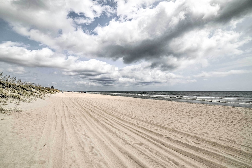 Oceanfront Carolina Beach Condo w/ Pool & Views! view 5