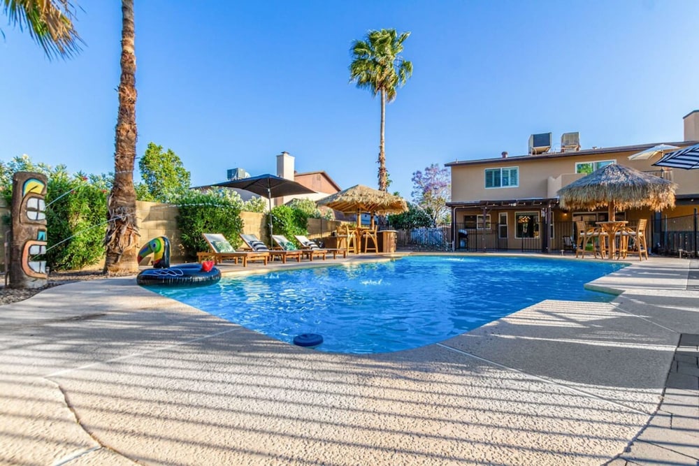 Tiki Paradise w Htd Pool Putt Grn Tiki Bar