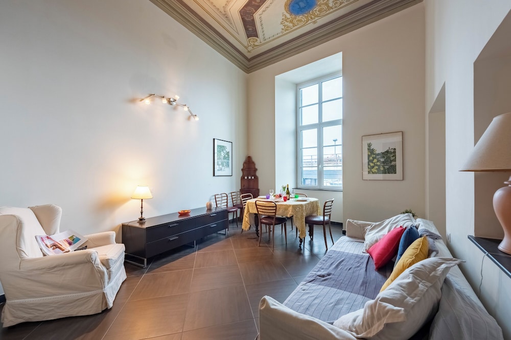 Beautiful Flat Next To Aquarium