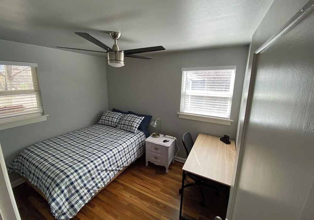 Urban Nest Garage, Sunroom & Fenced Yard