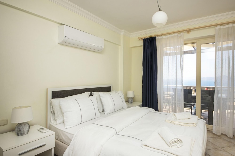 Sleek Flat With Private Beach and View in Milas view 3