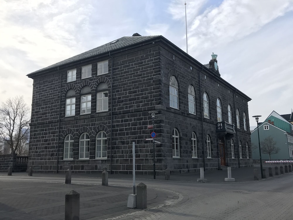 ICELAND SJF Villa , Hot tub & Outdoor Sauna Amazing Mountains View - 15 min to downtown