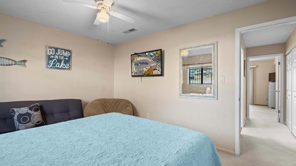 Easy Breezy Lakefront for 6