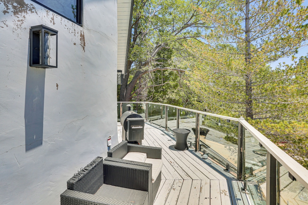 Lake Arrowhead Cabin w/ Hot Tub & Mountain Views!