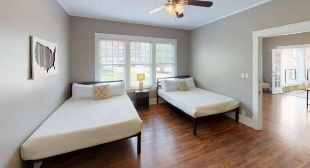 Large Group Downtown Rental - Westend view 4
