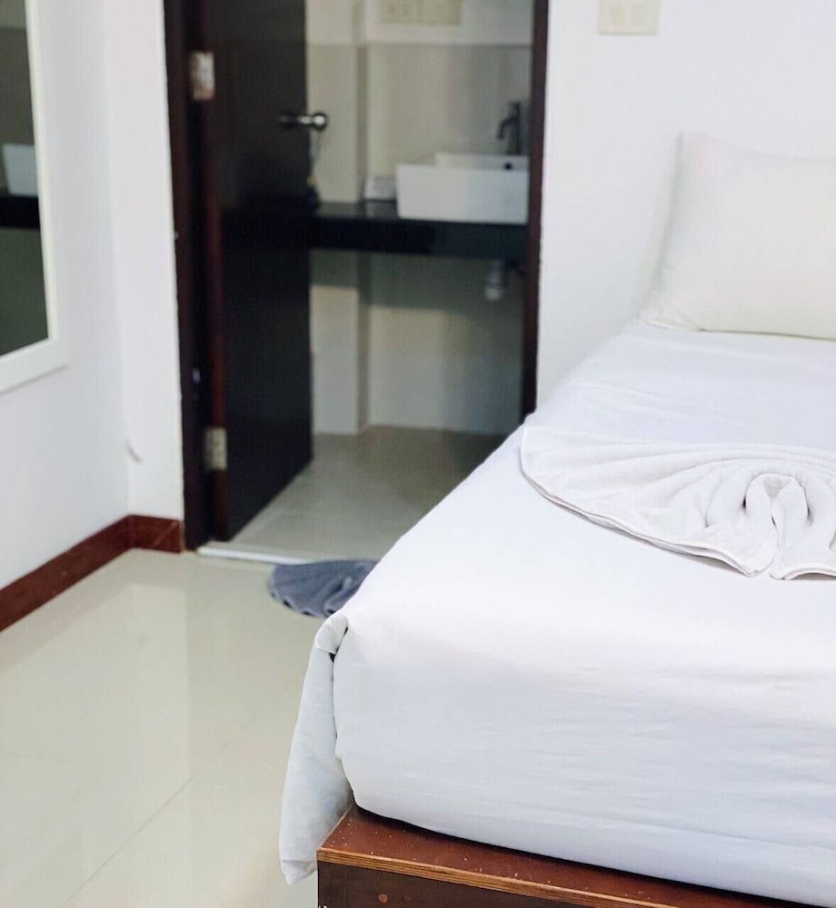 The Reef Hotel & Studios