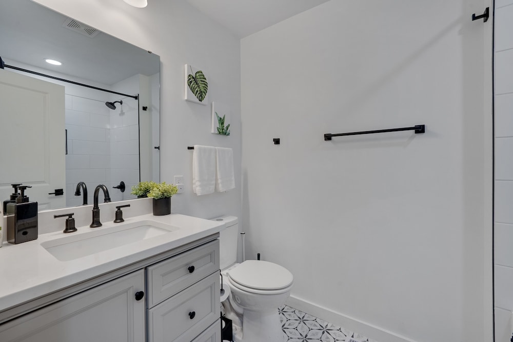 Relaxing Retreat Near North Hills & Downtown 3 Bedroom Home