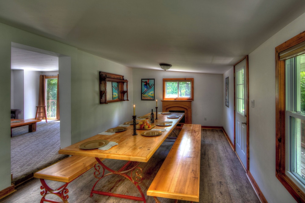 RARE FIND - 6 bdrm Very Private Cottage on 10 acres, Hot Tub, BBQ, Petfriendly