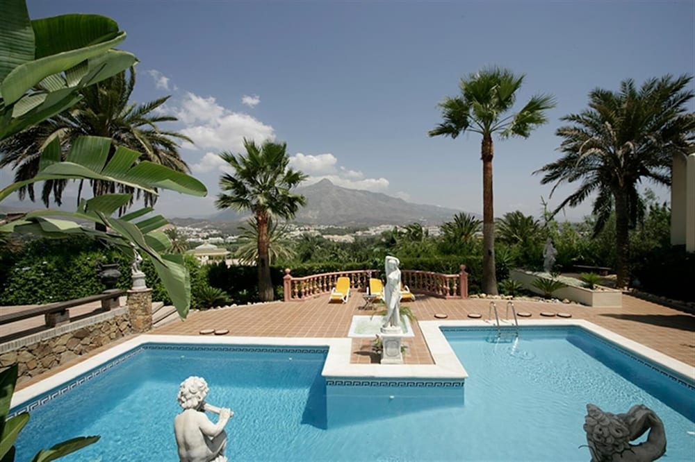 Unique Luxurious and Palacial Villa - Image 1