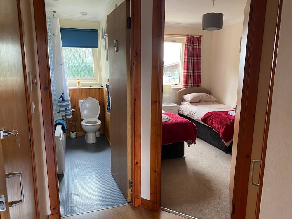 2 Bedroom Sleep 4 House - Private Garden view 4