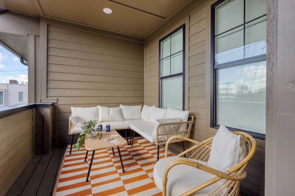 Sleeps 16 2 Modern Townhomes, Minutes to Broadway Lischey & 98 Degrees
