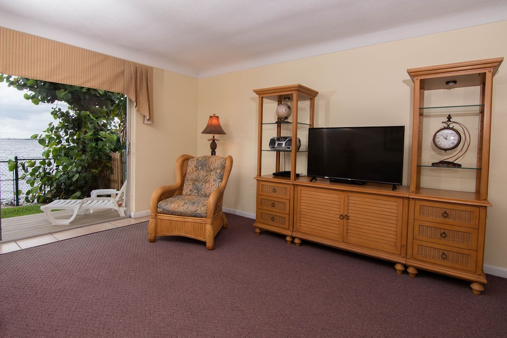 Palm Beach Waterfront Suites