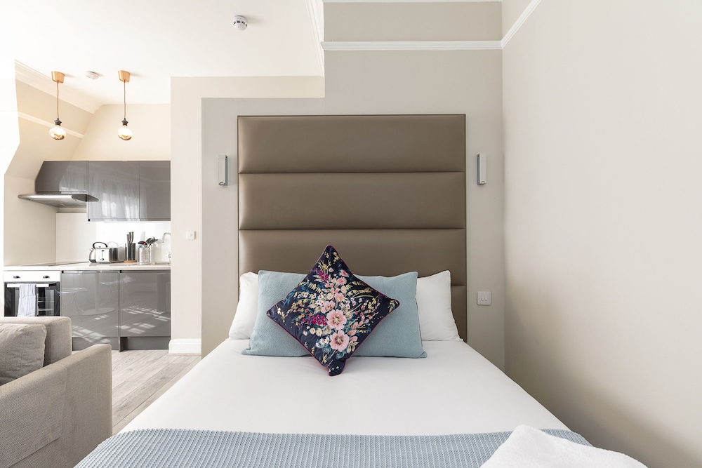 Luxurious Air Conditioned Apt High Street Kensington
