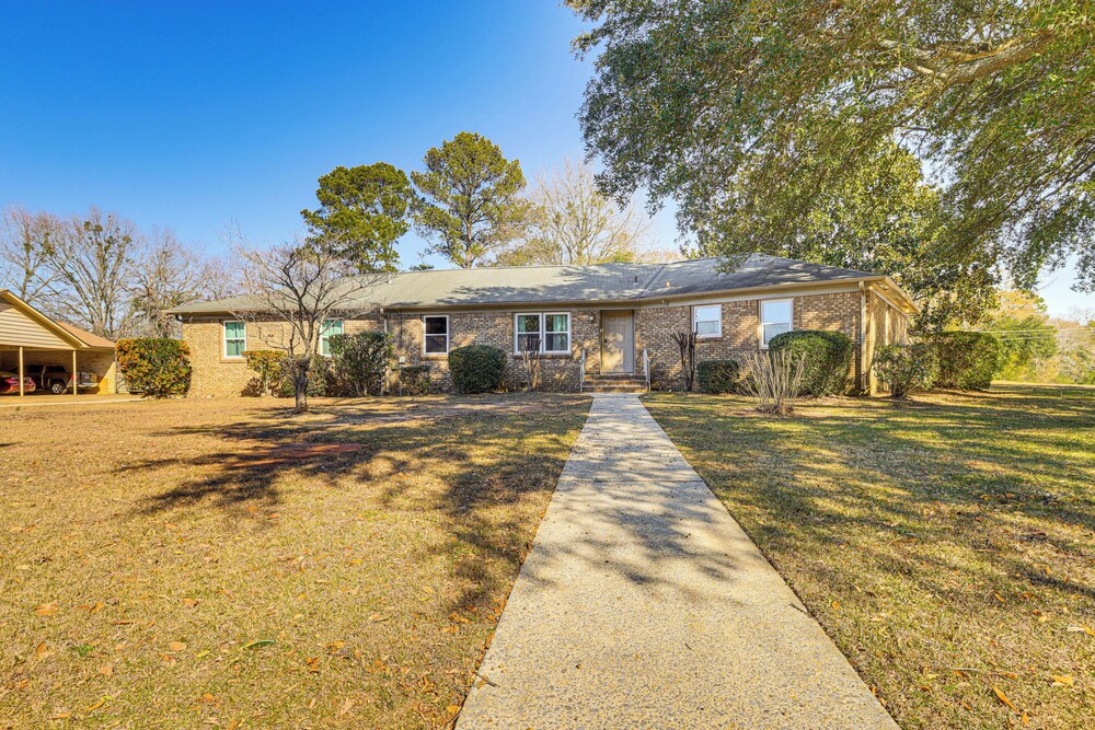 4 Mi to Dtwn Tuscaloosa: Home w/ Cozy Den!
