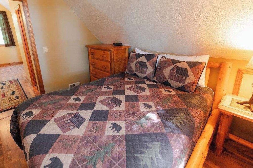 Cheerful Two Bdrm Cabin With Hot Tub & Pet Friendly