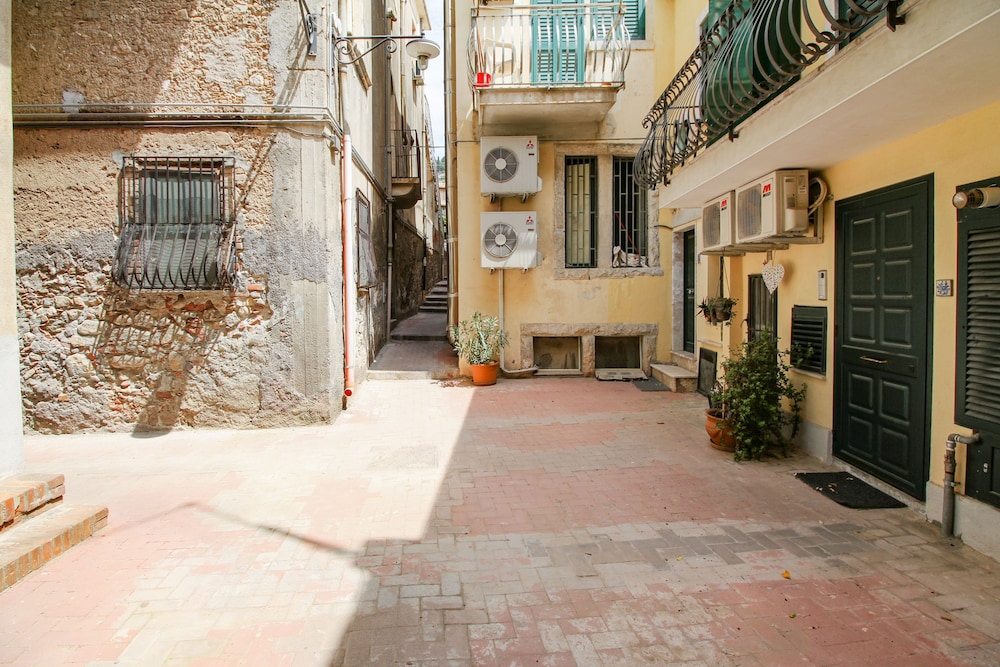 Agatocle en Taormina — other