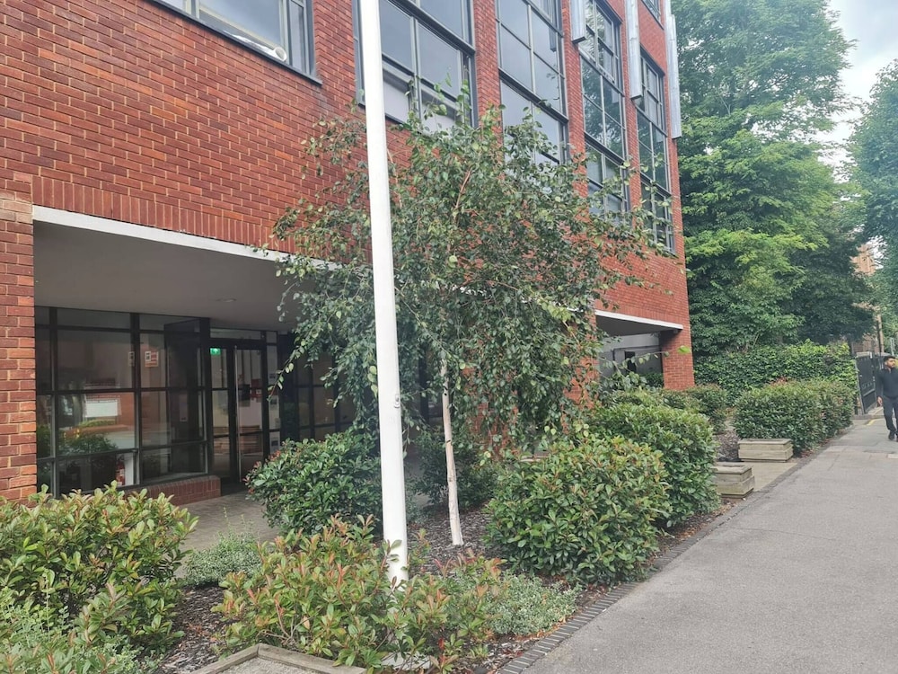 2 Beds Flat Centrally Located 2 Mins From Station