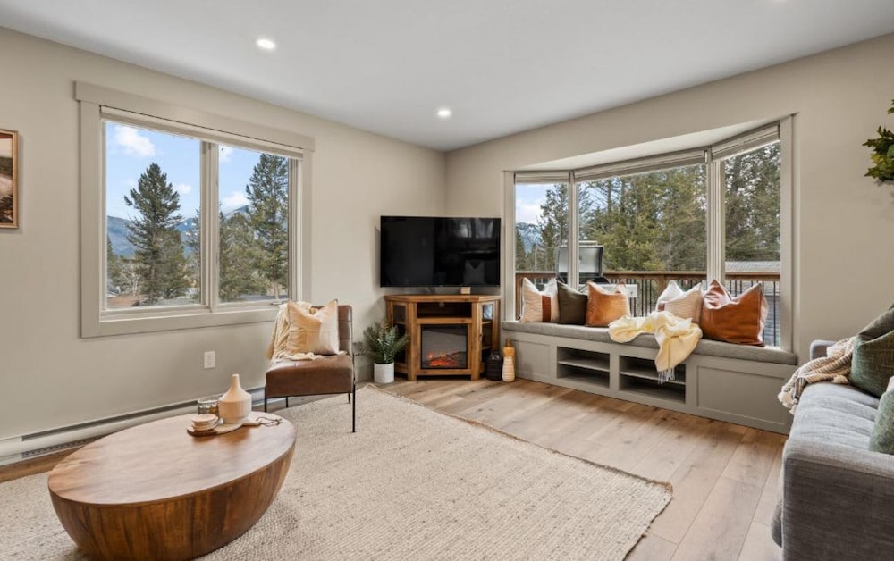 Evergreen Escape No Service Fees Fireplace