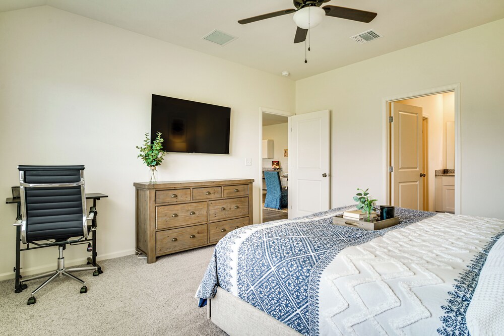 12 Mi to Avery Island: Spacious Family Home!