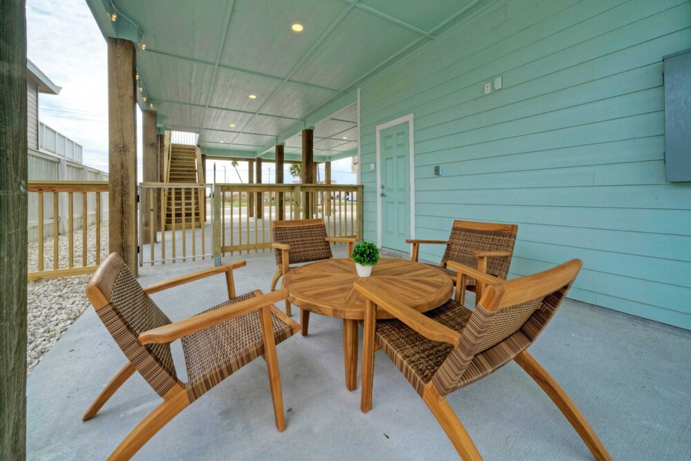 Sleeps 24 2 Homes, Walk to the Beach, Private Pools, Fire Pit, Modern Design