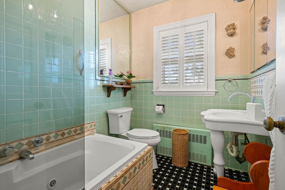 Coastal Charm Lobster Ch Teau