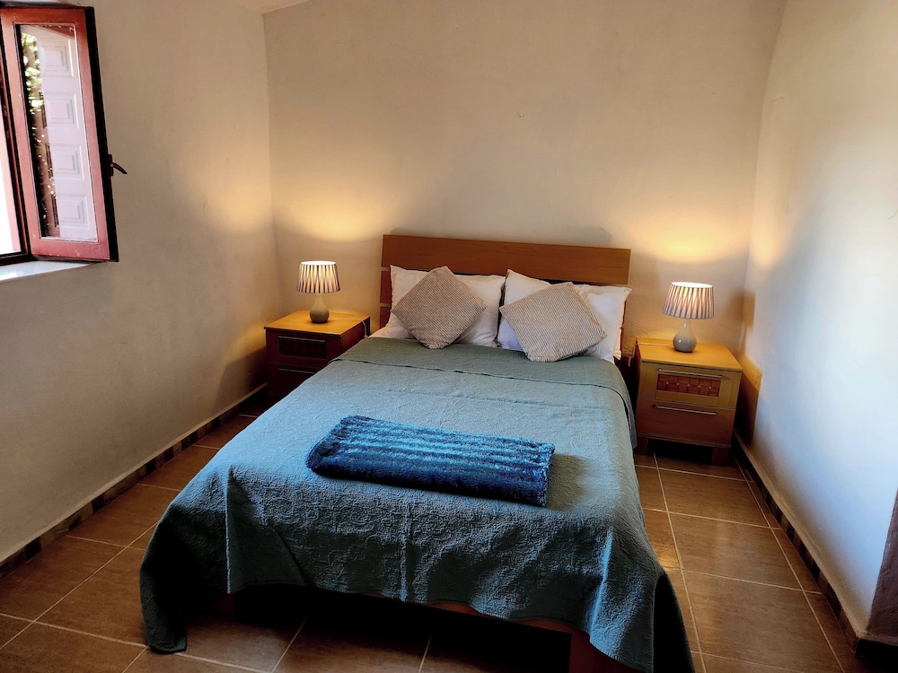 Casita-2guests-pool-patio-bbq-parking-fireplace
