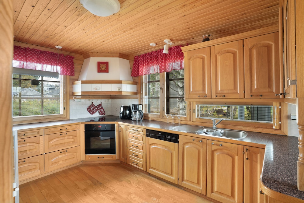 Cozy 3BR Riverside House with Sauna