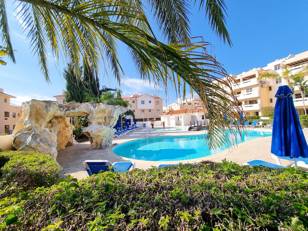 Yaar Apartment with pool and tennis court