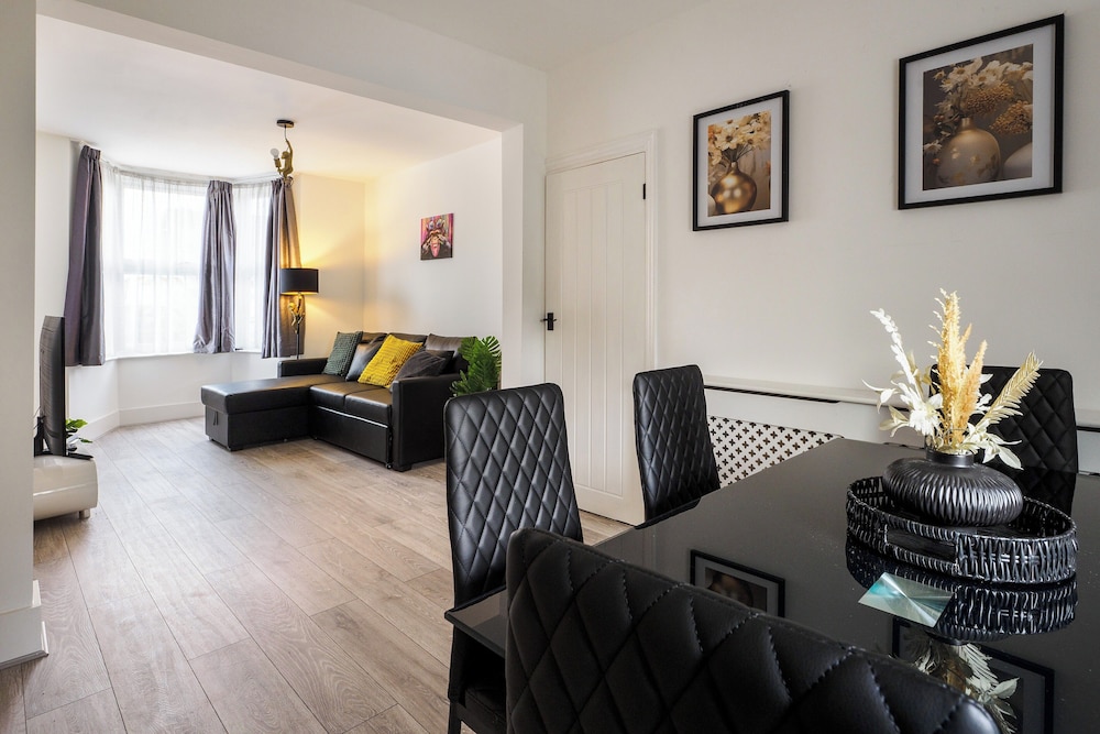 Dartford - 3 Bed House- Sleeps7 - Garden