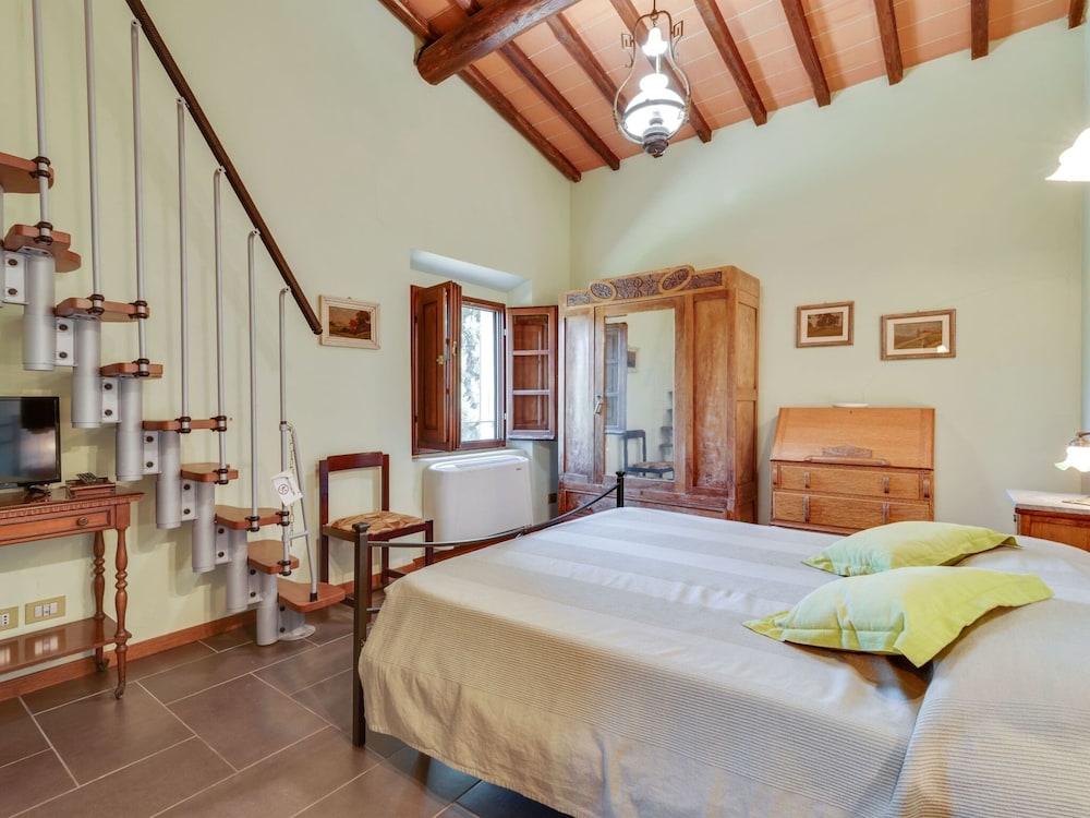 Tranquil Farmhouse in Terranova Bracciolini near Nightlife