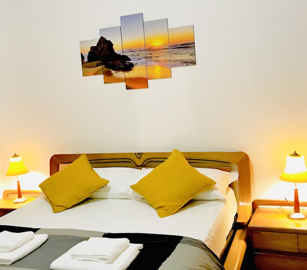 4 Bed-sleeps 8-central Rome-5 Min to Colosseum