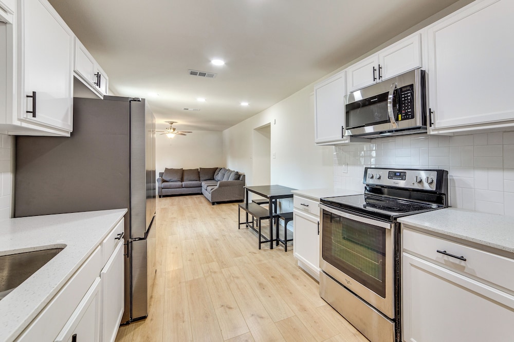 Fenced-in Yard: Home < 5 Mi to Dtwn Dallas!