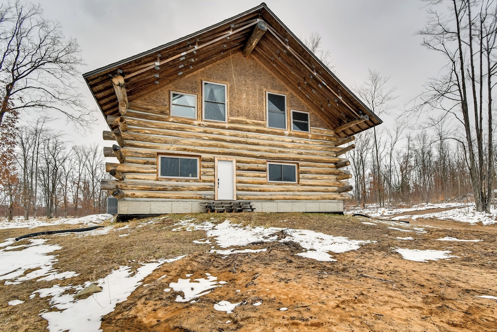 Perfect for Families: Custom-built Harrison Cabin!
