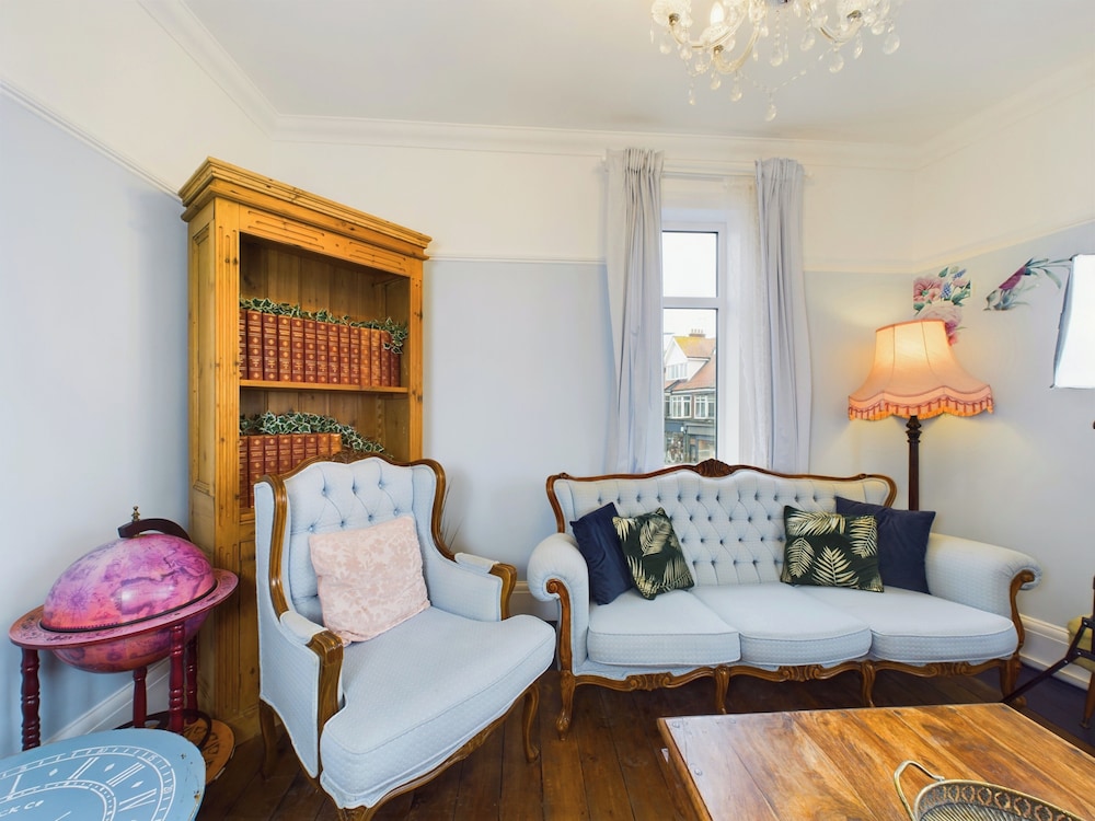 Unique 2 bed Leigh-on-sea- With Real Piano