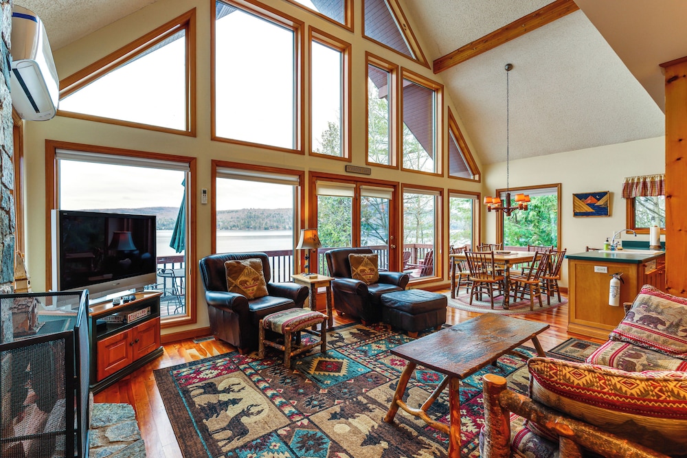 'sweet Serenity' Schroon Lake Family Retreat!