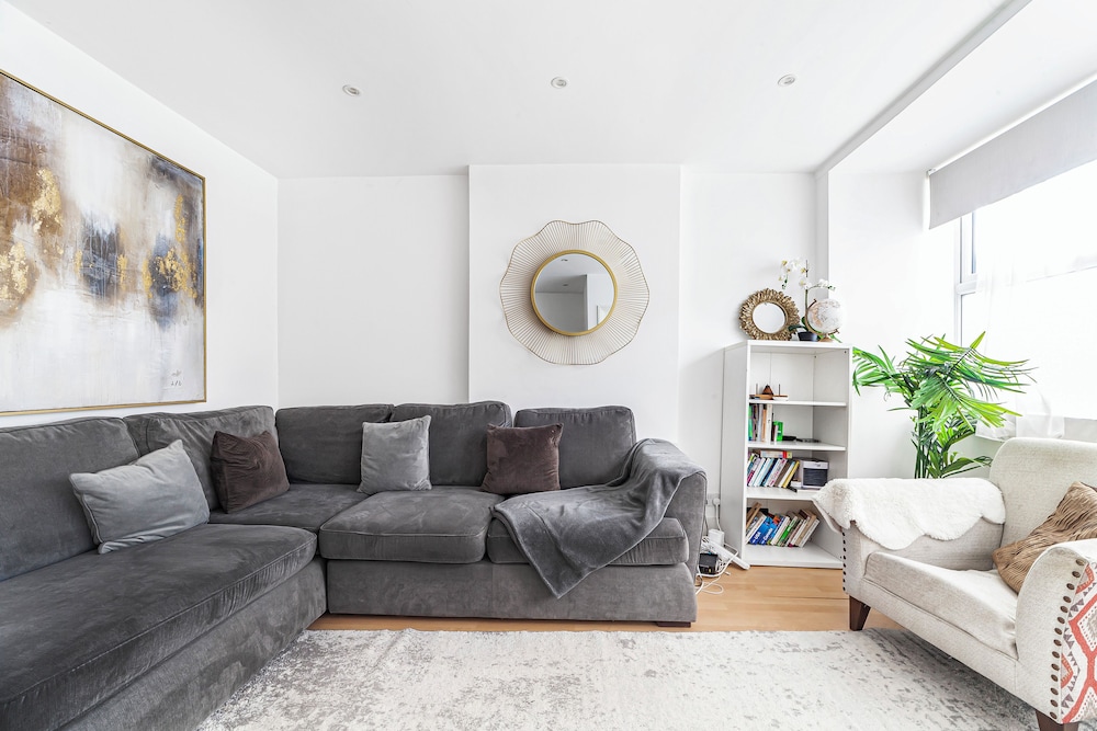 Spacious & Chic 3bed House in London
