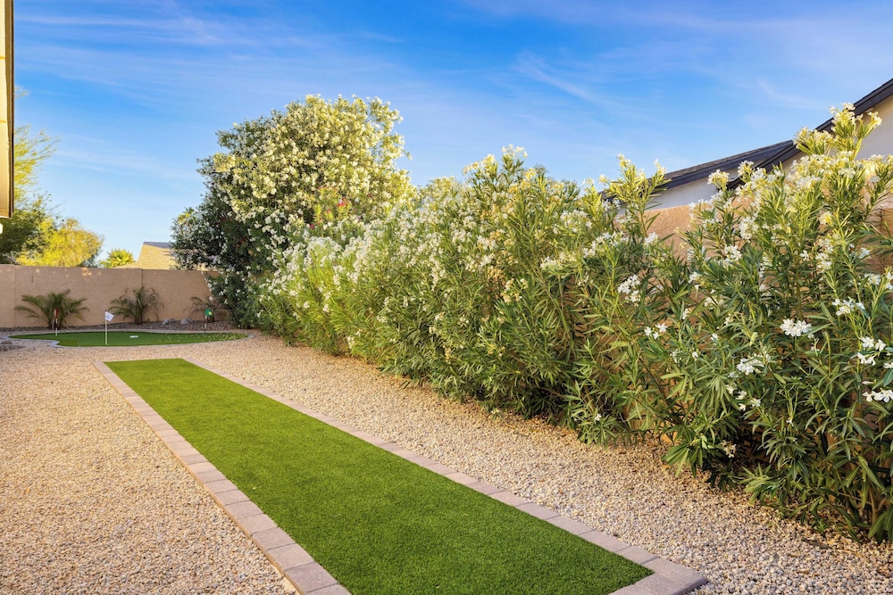 Sol Vista Private Oasis w/ Pool, Putting Green, and Prime Location