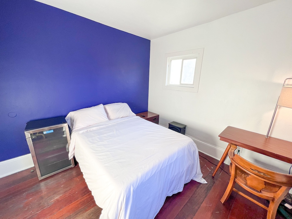 International Travelers House Hostel \- Downtown San Diego Little Italy.