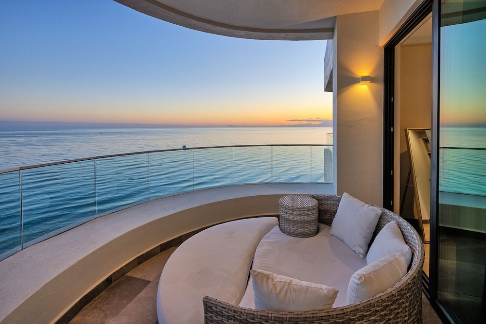 Luxury New Oceanfront Condo 5BR Sleeps 12