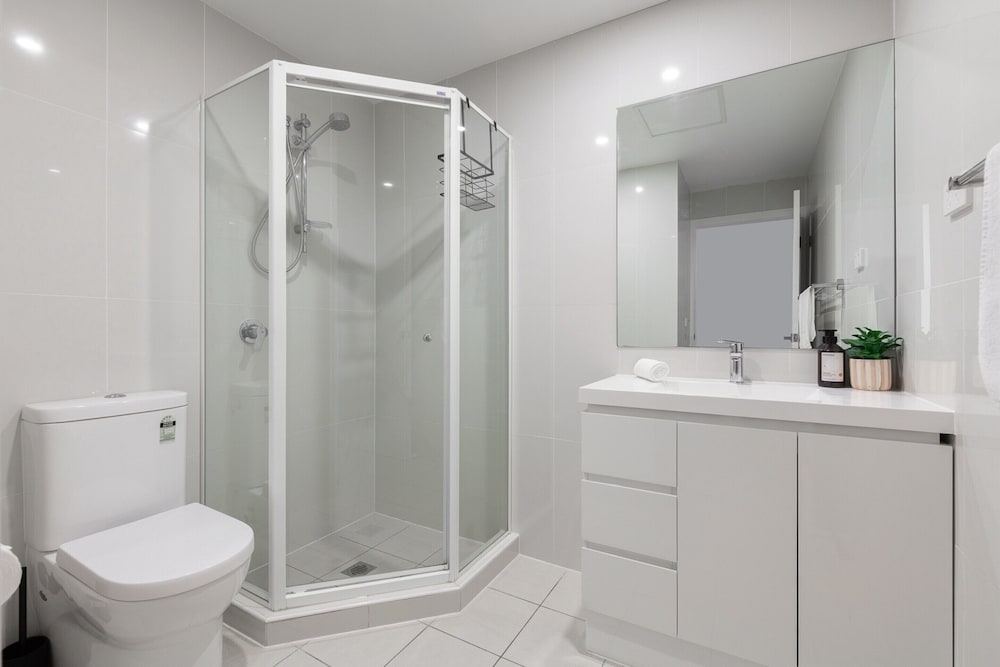 Bright 2-bed Apartment With Balcony & Garage