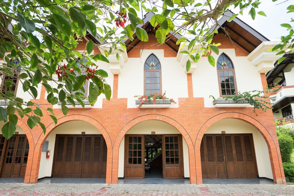 Royal Hotel and Villa Batu