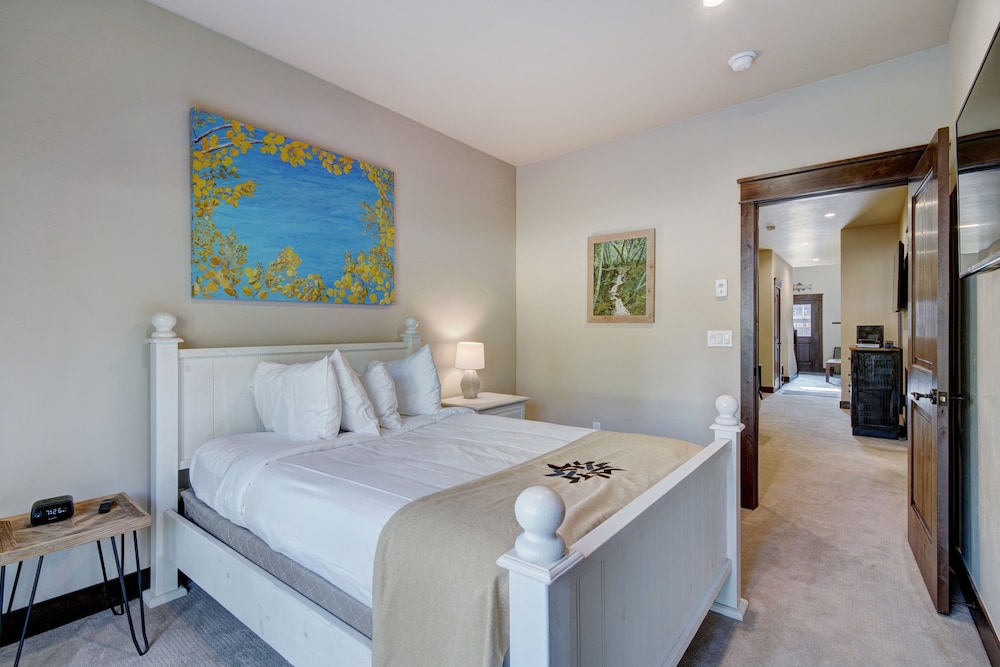 Luxury Home - Sleeps 10 - Fireplace & Mountain View 3 Bedroom Condo
